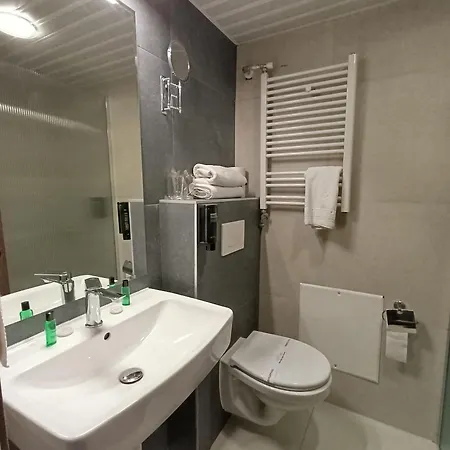 大都会酒店 - 大都会湖滨度假酒店 4* 拉加丁